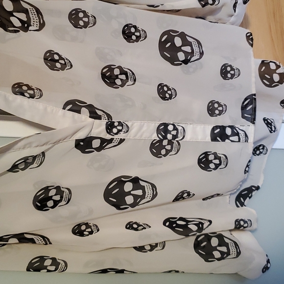 RARE sheer skull shirt high low open back - Picture 4 of 4